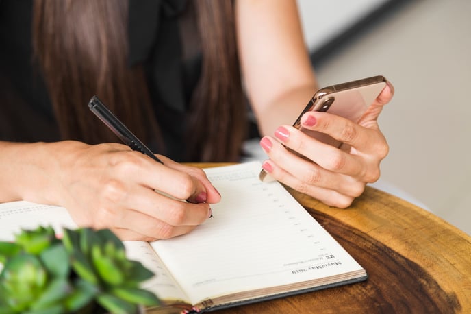 cerrar-mujer-escribiendo-telefono