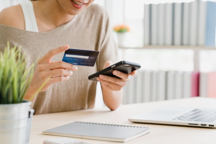 mujer-asiatica-hermosa-que-usa-telefono-inteligente-que-compra-compras-linea
