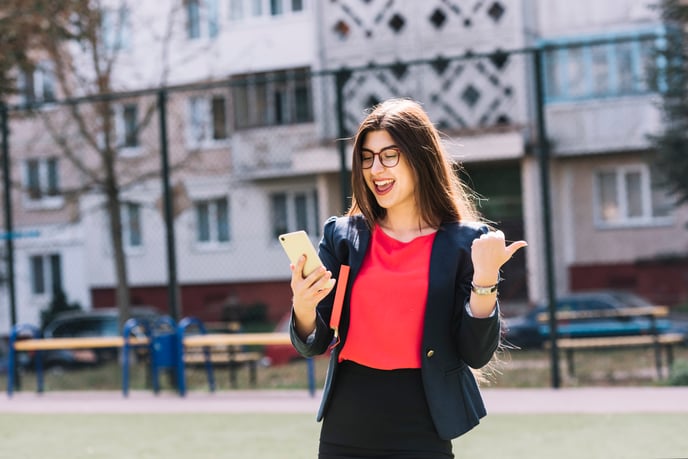 mujer-negocios-smartphone-al-aire-libre