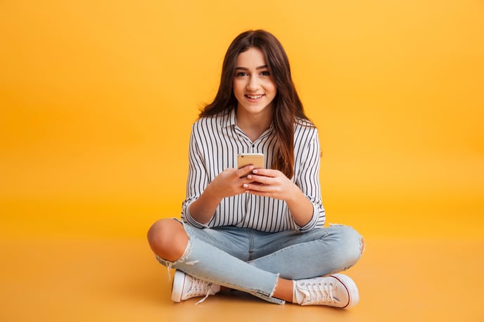 retrato-joven-sonriente-telefono-movil